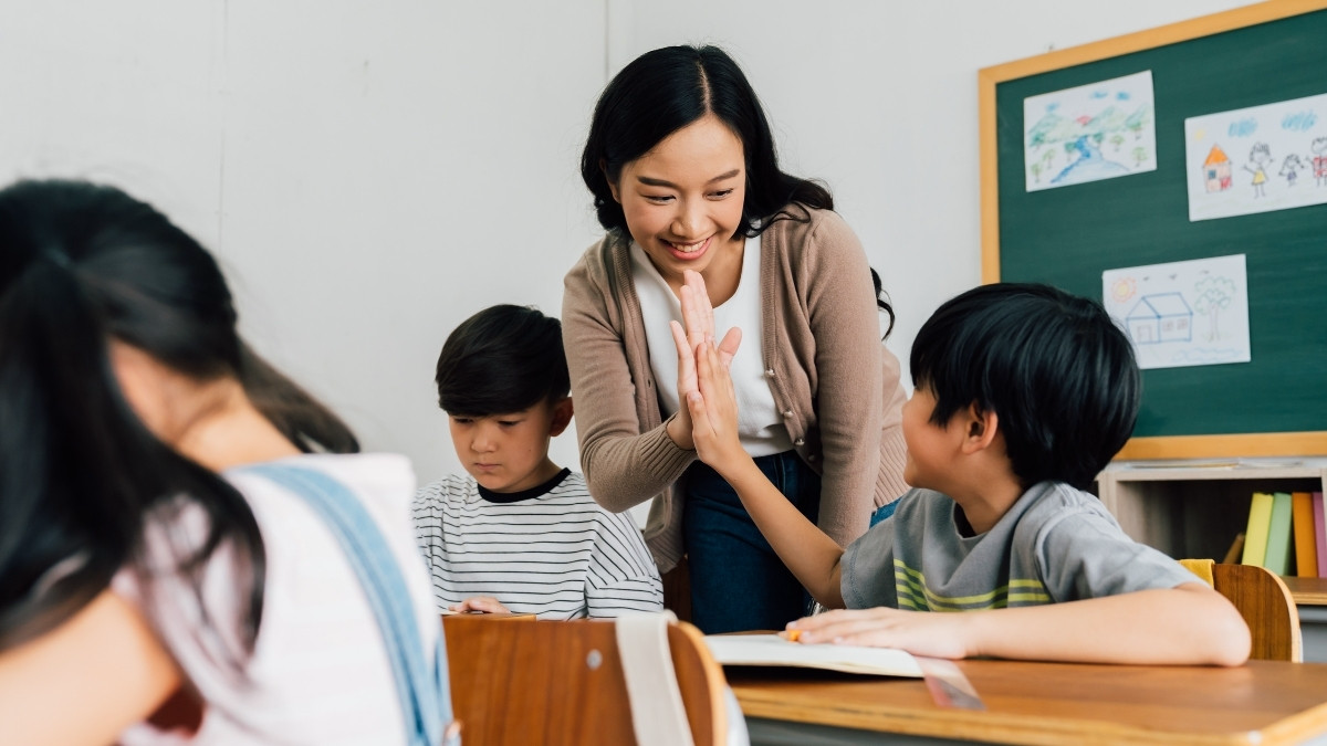 Anak-anak sedang belajar di kelas PAUD
